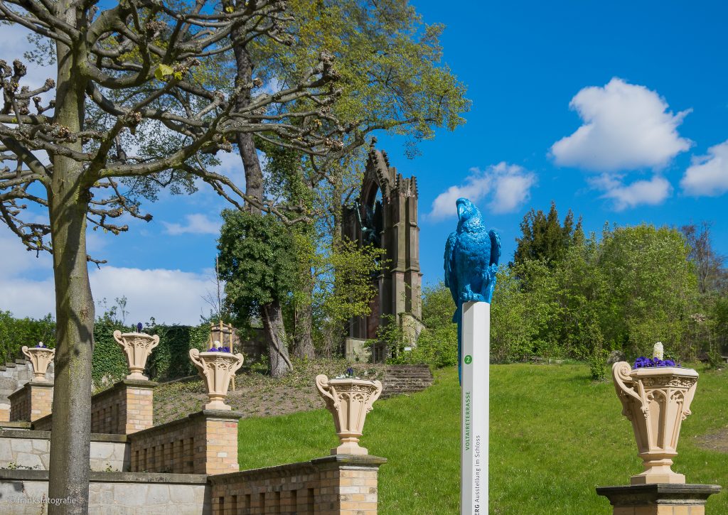 Ein Ara weist auf das Wirken von Fürst Pückler hin Schloss Babelsberg in Potsdam