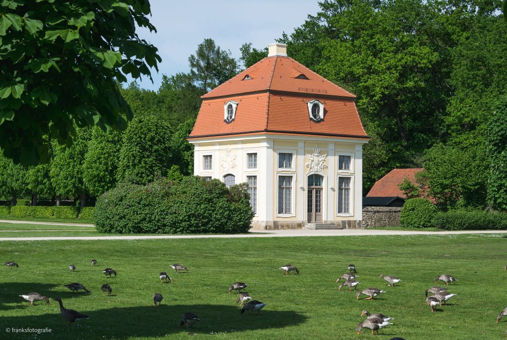 Schlossgarten mit Kavaliershäuschen Schloss Moritzburg Schlossgarten