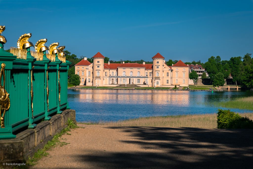 Blick vom Obeliskenhügel Schloss Rheinsberg erkunden Obelisk