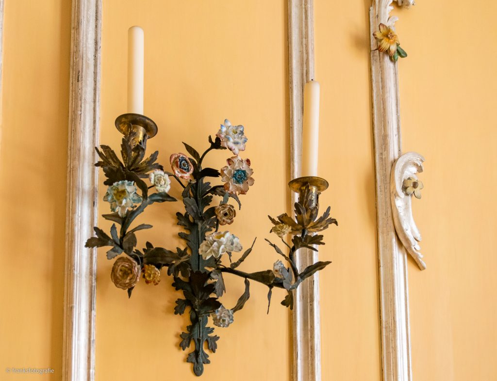 Wandleuchter mit Porzellanblumen Schloss Mosigkau Desau-Wörlitz