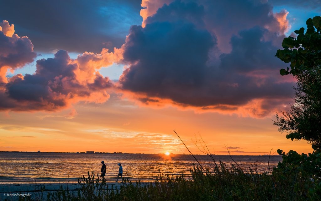 Strandwanderer nach Sonnenaufgang Sonnenaufgang in Florida