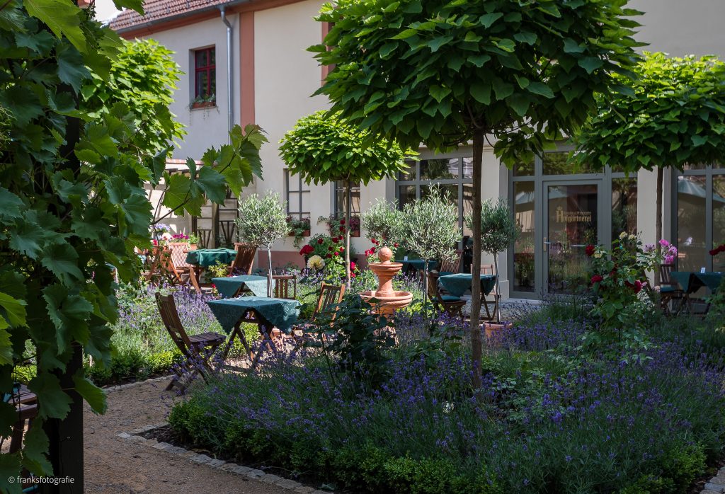 Im Hof der Hofgärtnerei Schloss Altenburg erkunden Hofgärtnerei