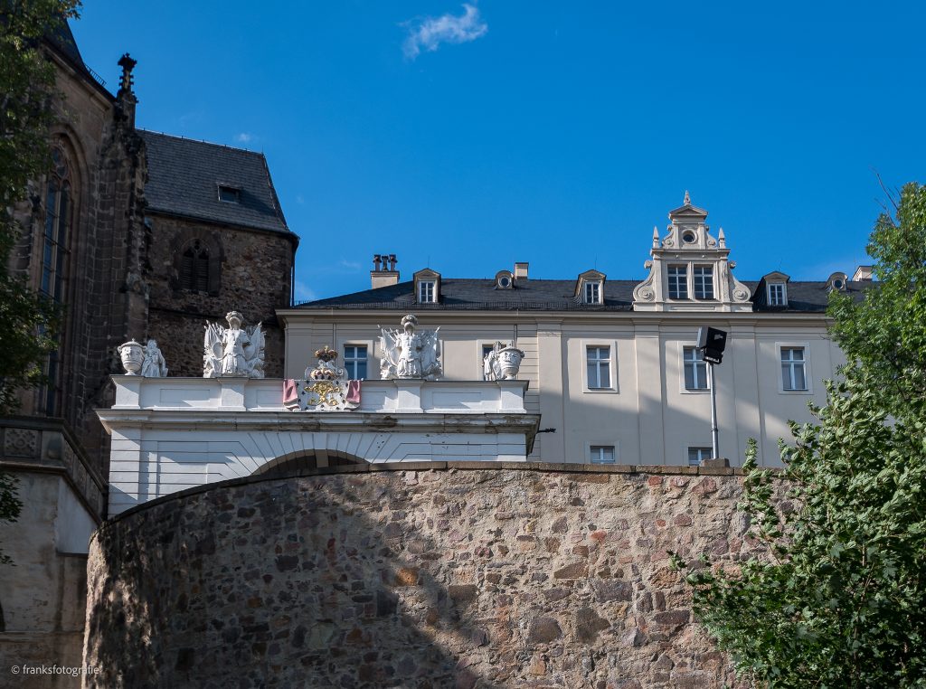 Auffahrt mit Triumphtor Schloss Altenburg erkunden Schlossauffahrt
