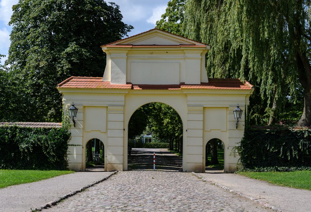 Gelbes Tor Schloss Dargun erkunden - Gelbes Tor