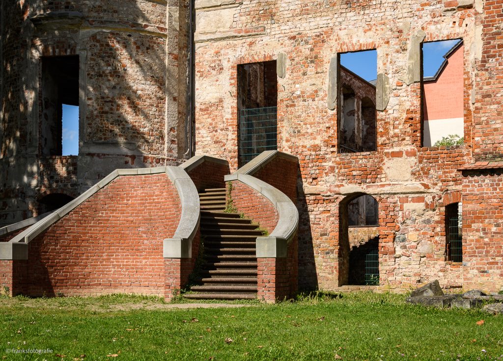 Freitreppe am Südflügel Schloss Dargun erkunden - IGA Freitreppe