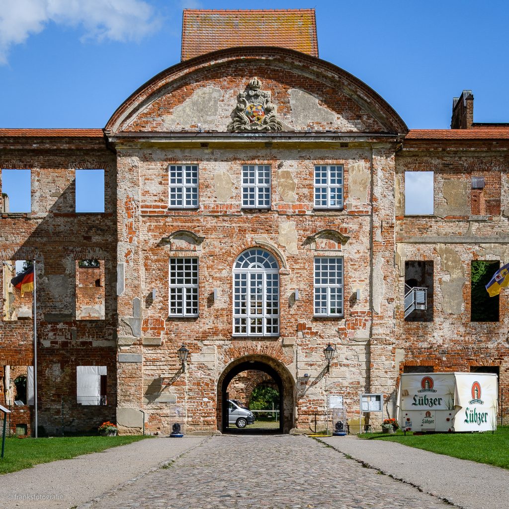 Westfassade Schloss Dargun erkunden